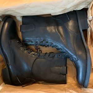 Madewell black lace up flat boot.